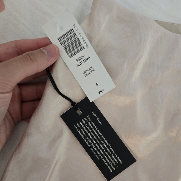 *nwt* aritzia babaton satin mini skirt - Picture 3 of 4